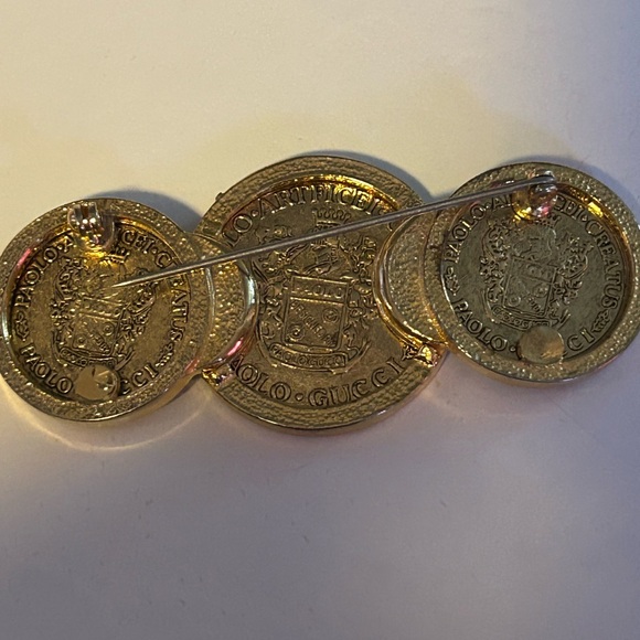 Gorgeous Gucci brooch gold tone not sure what metal bits it’s stunning 😍 - Picture 7 of 12